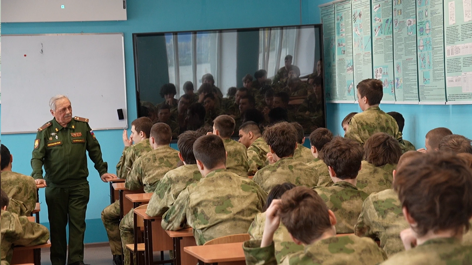 Участник парада 1945 года посетил курсантов АНО «Авангард»